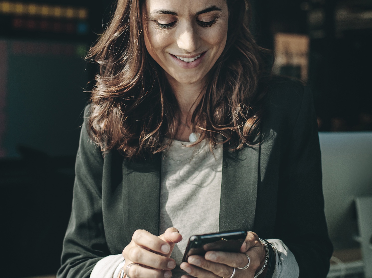 Persoon die de MyDS-app op een smartphone gebruikt