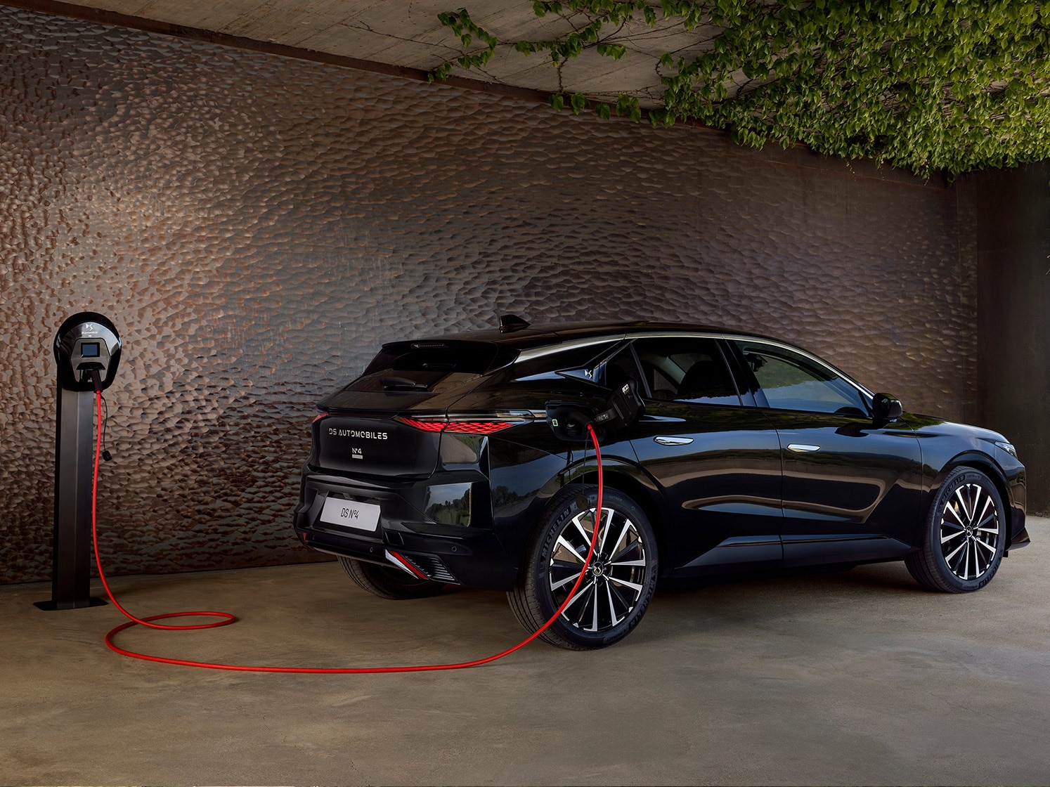 DS-voertuig dat wordt opgeladen met de Free2move Charge-app